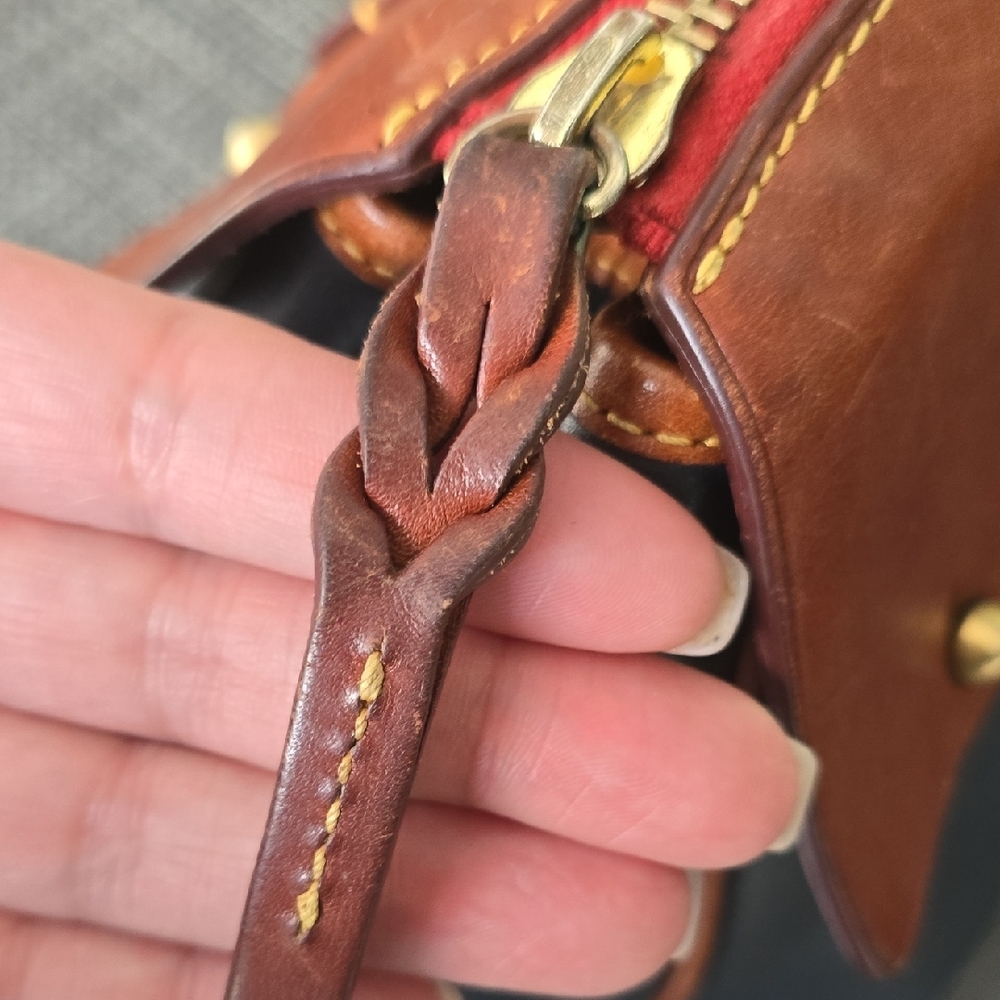 Elegant Two-Tone Leather Handbag - Picture 10 of 16